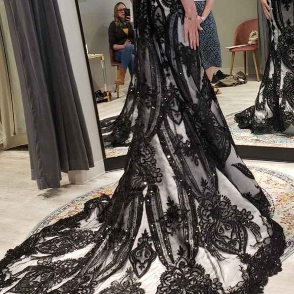 Elegant Black Lace Evening Gown - Picture 2 of 4